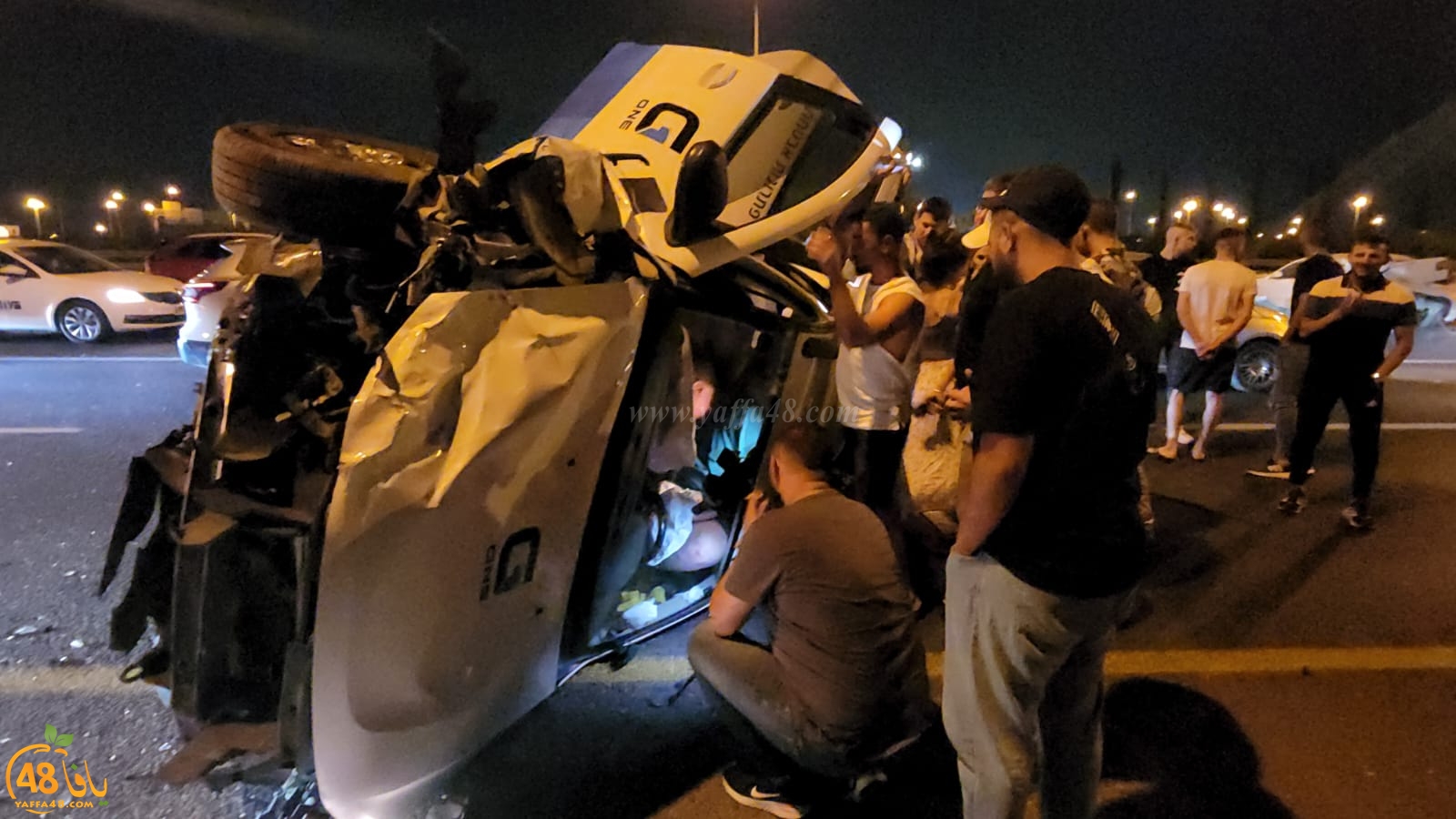 اصابة شخصين بحادث طرق وانقلاب مركبة قرب مطار اللد