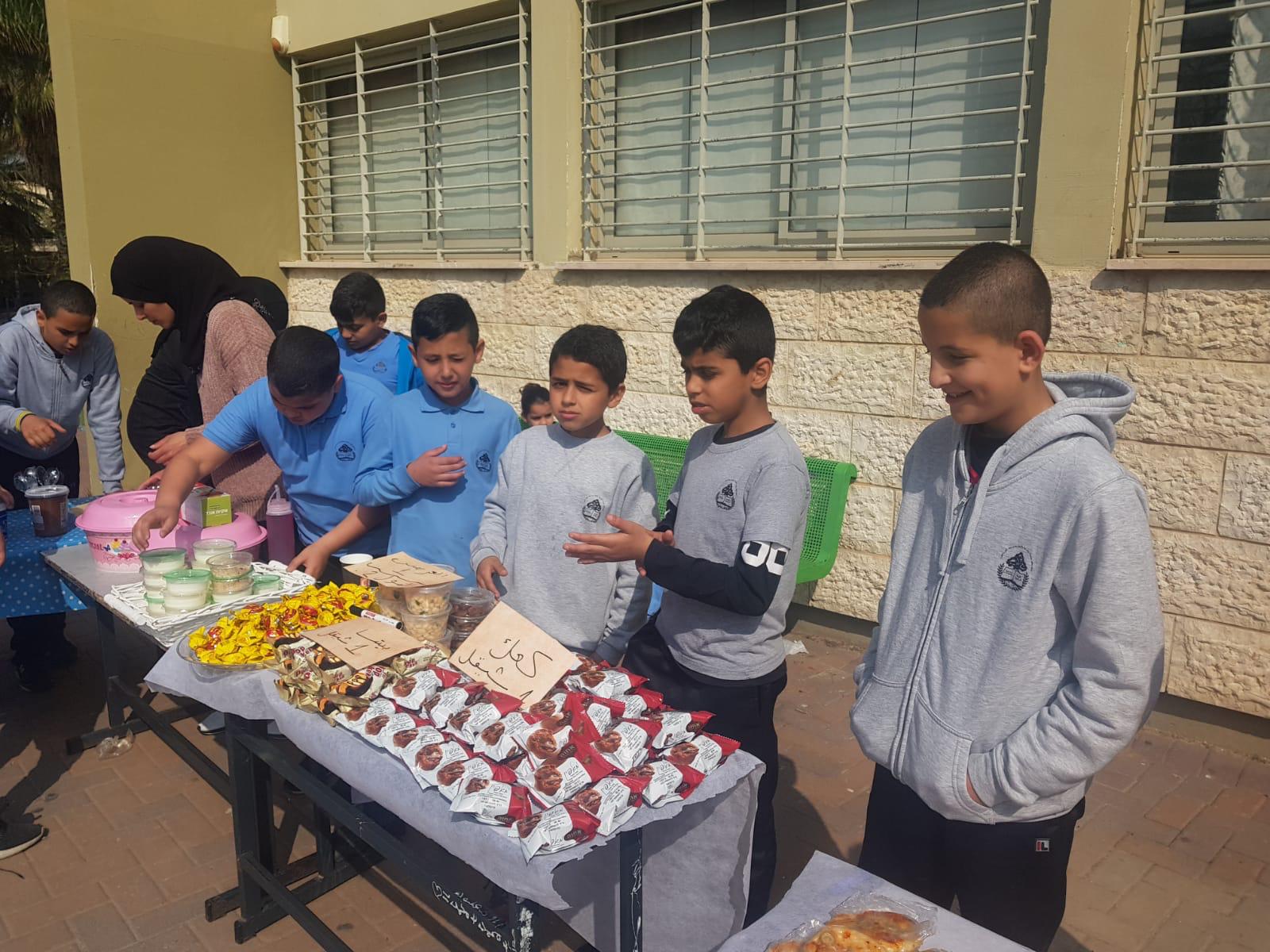  يوم مبيعات في المدرسة الراشدية بمدينة اللد