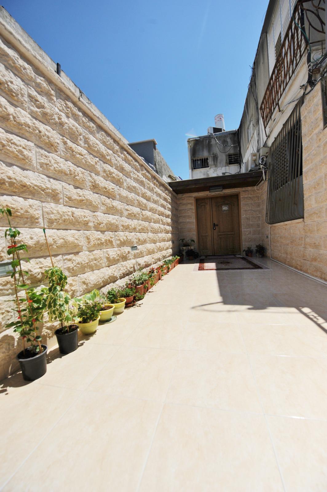 بيت للبيع في مدينة يافا - يشمل على وحدتين سكنيتين 