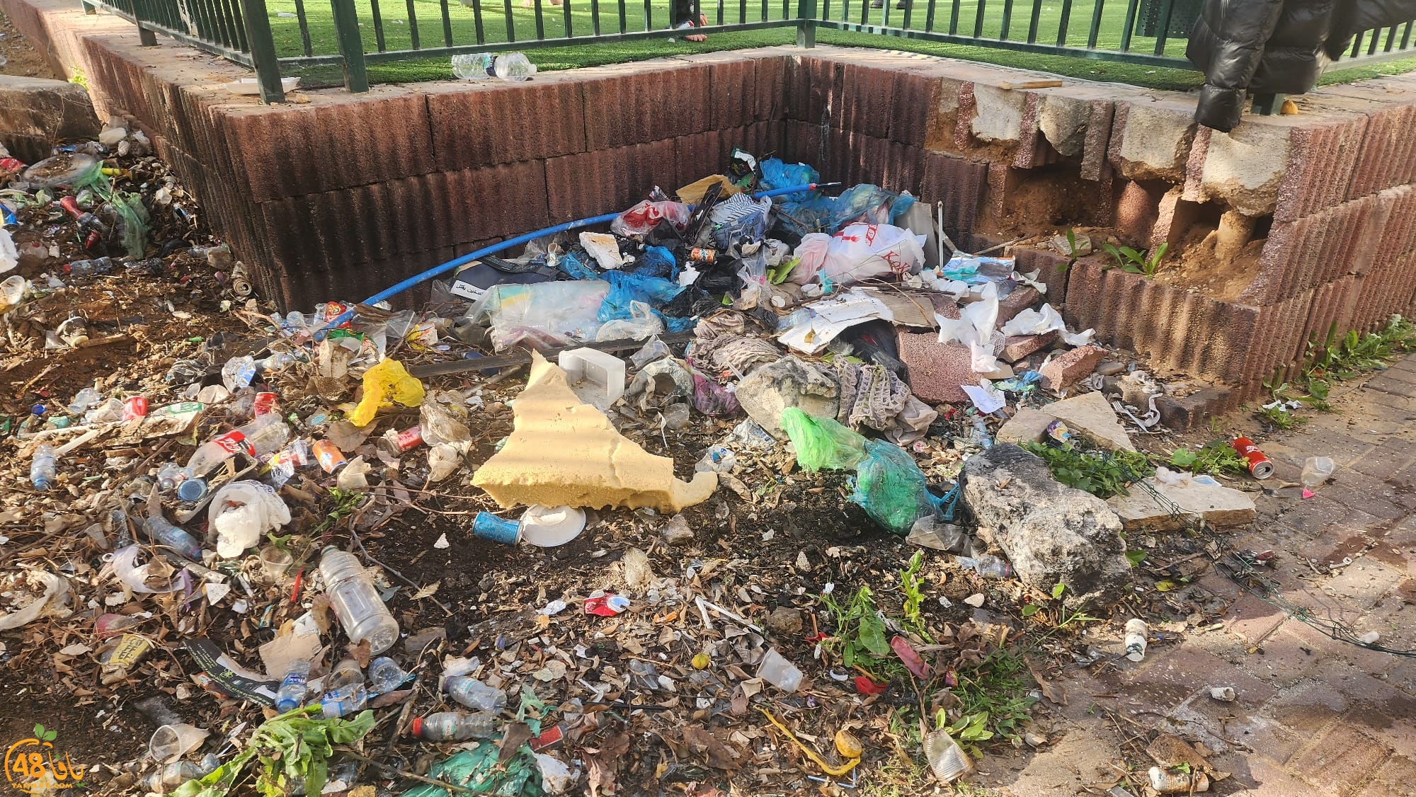 بلدية اللد تباشر بتنظيف حي الواحة الخضراء استجابة للسكان