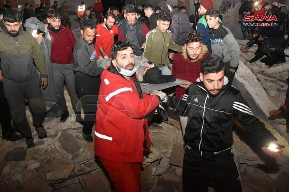 أكثر من 560 قتيلا بزلزال قوته 7.8 درجات ضرب تركيا وسورية