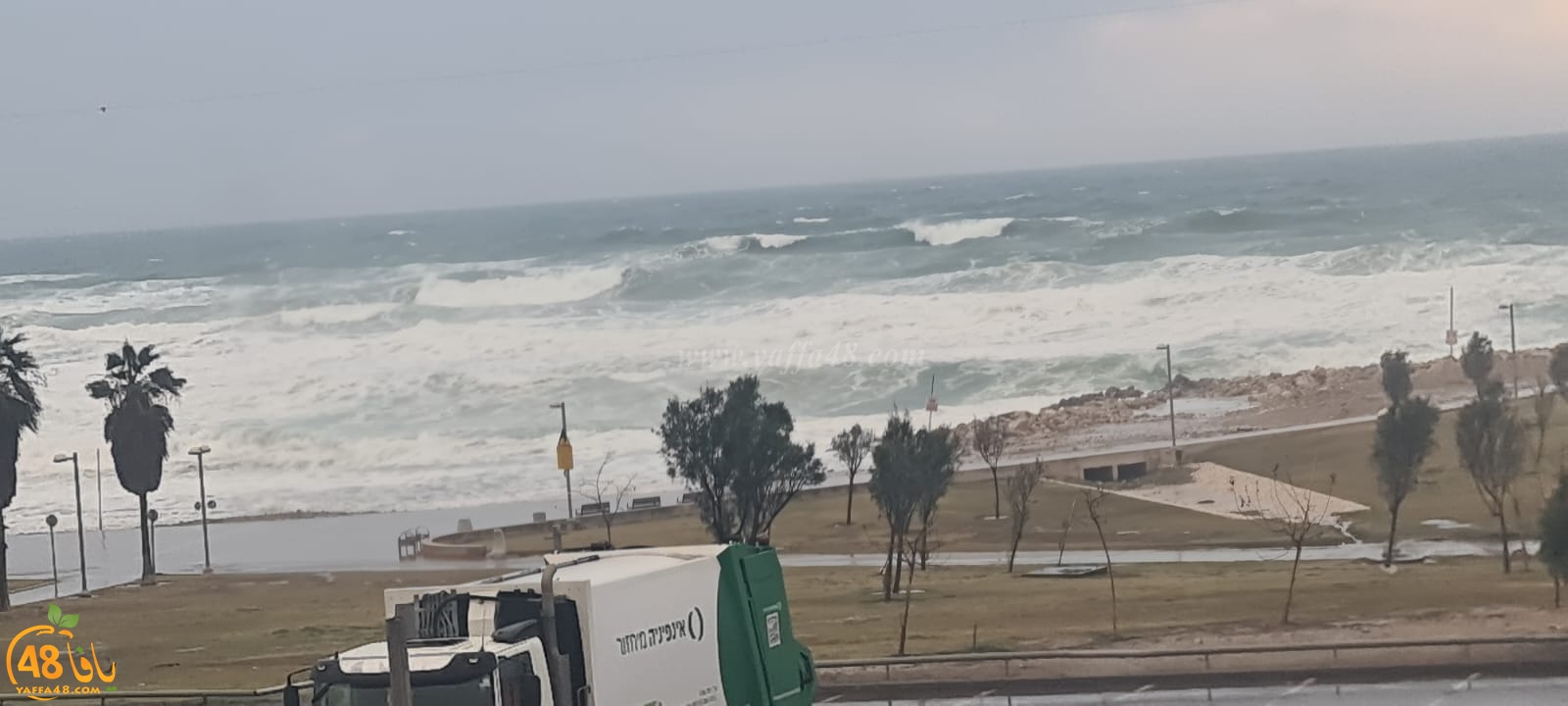 شاهد: الأجواء العاصفة على شاطئ بحر يافا 
