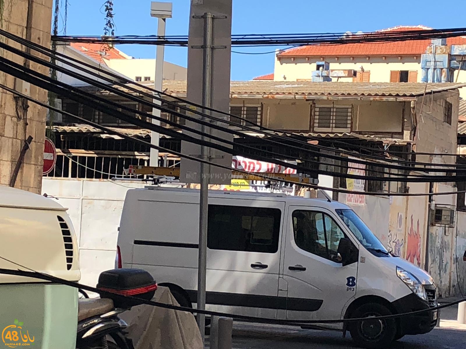 بالصور: شاحنة تتسبب بقطع أسلاك الاتصالات في حي النزهة بيافا