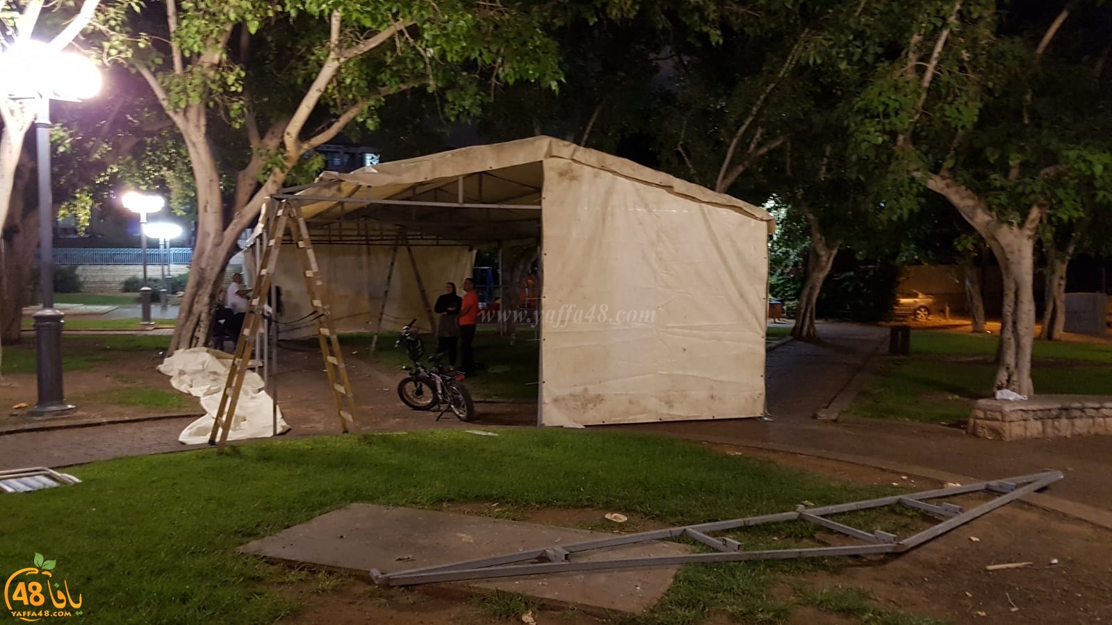  فيديو: عائلة يافية تُلقى في الشارع وتنصب خيمة للمبيت فيها احتجاجا على ازمة السكن 