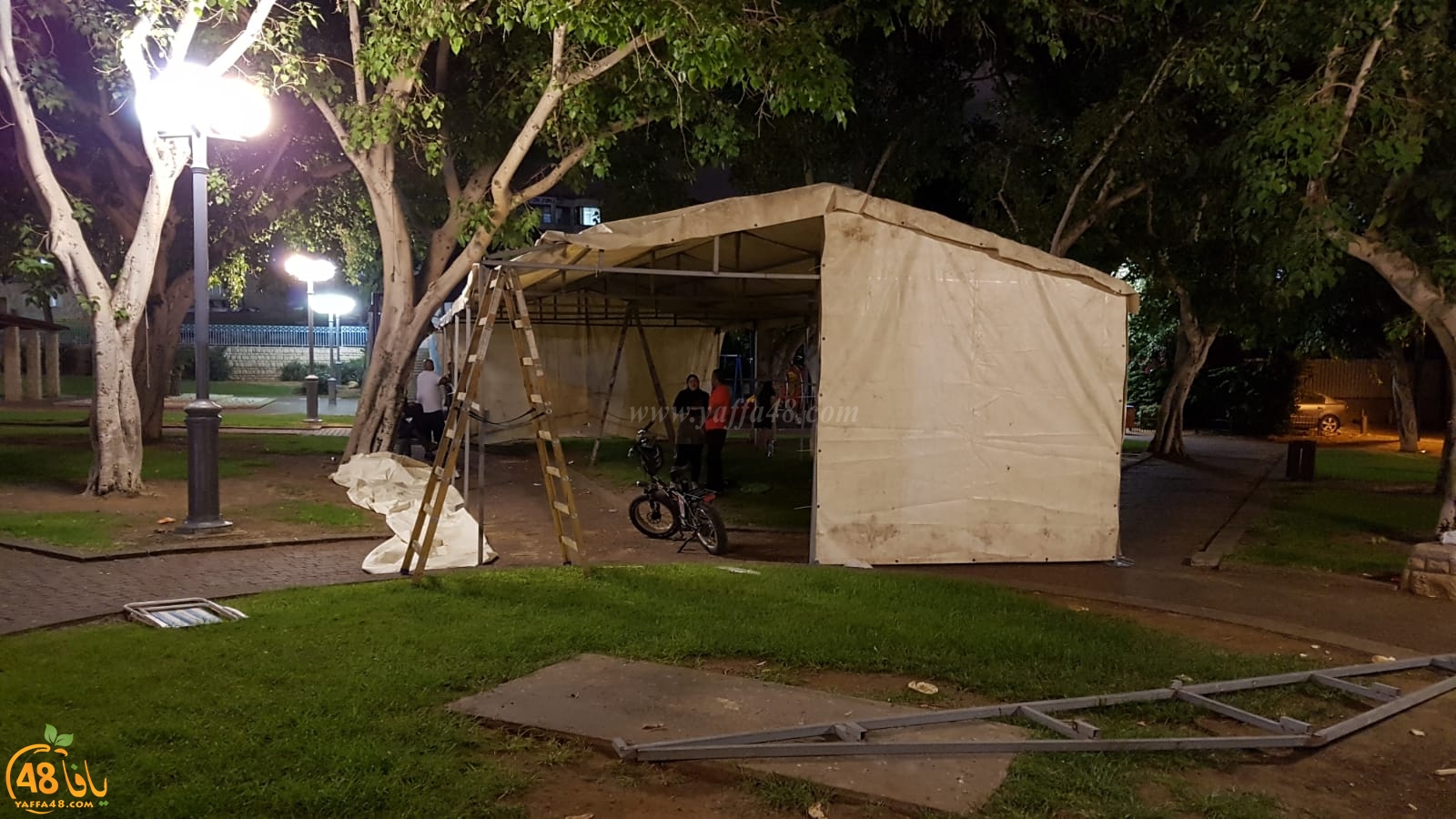  فيديو: عائلة يافية تُلقى في الشارع وتنصب خيمة للمبيت فيها احتجاجا على ازمة السكن 