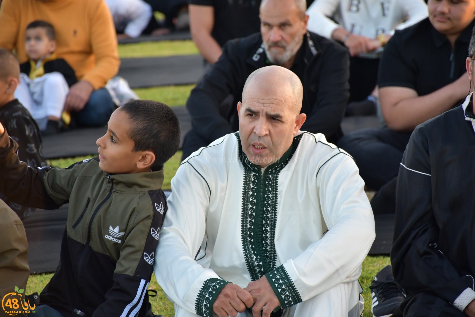 فيديو: أهالي يافا يؤدون صلاة عيد الفطر السعيد في متنزه العجمي