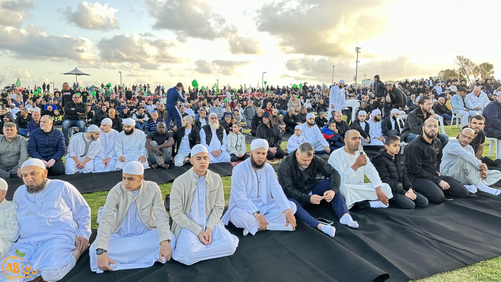 فيديو: أهالي يافا يؤدون صلاة عيد الفطر السعيد في متنزه العجمي