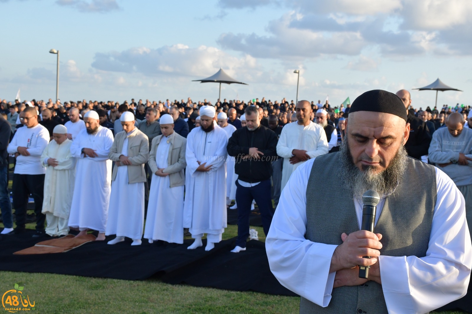 فيديو: أهالي يافا يؤدون صلاة عيد الفطر السعيد في متنزه العجمي