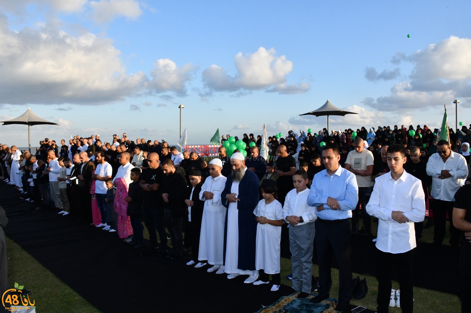 فيديو: أهالي يافا يؤدون صلاة عيد الفطر السعيد في متنزه العجمي