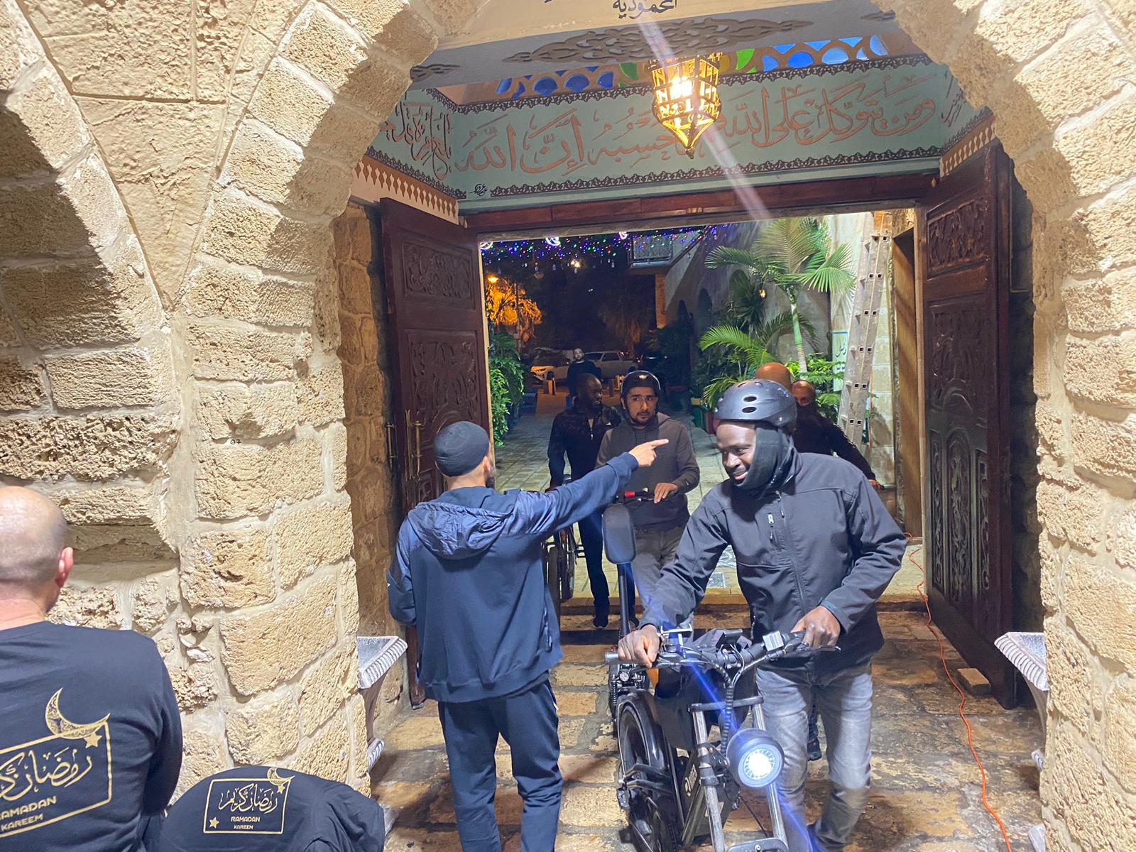 فيديو: شعائر صلاتي العشاء والتراويح في مسجد المحمودية بمدينة يافا