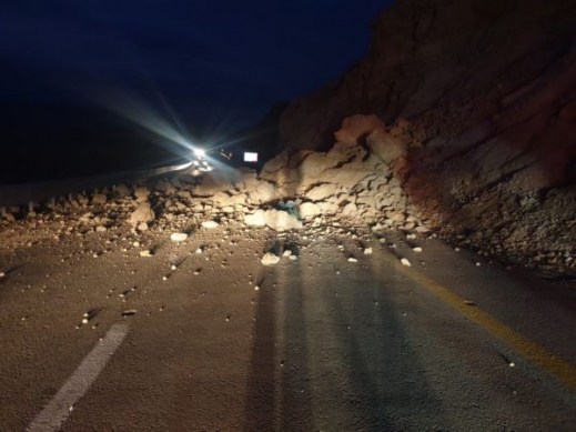 انهيار صخور من الجبل على شارع رقم 31 في منطقة البحر الميت
