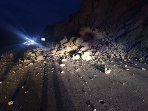 انهيار صخور من الجبل على شارع رقم 31 في منطقة البحر الميت