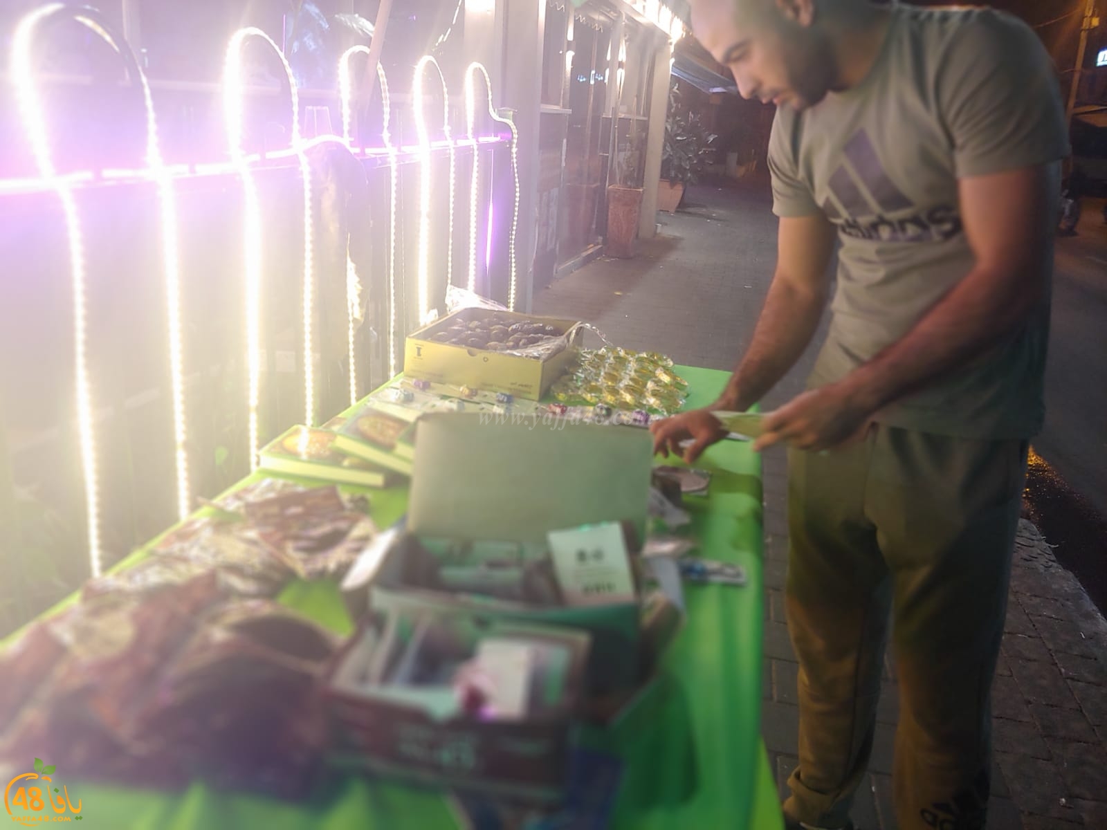  بالصور: تقديم الطعام والهدايا للمارة في شارع ييفت عن روح الشاب محمود مسلم