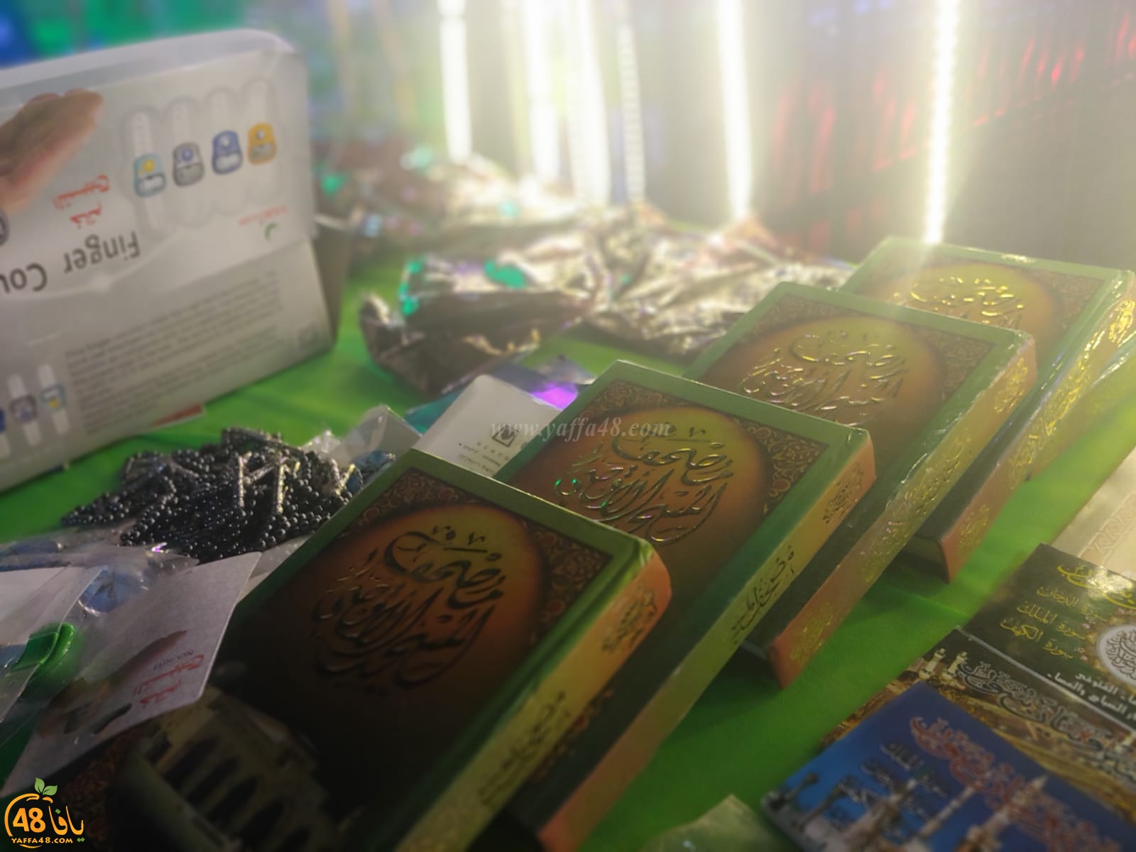  بالصور: تقديم الطعام والهدايا للمارة في شارع ييفت عن روح الشاب محمود مسلم