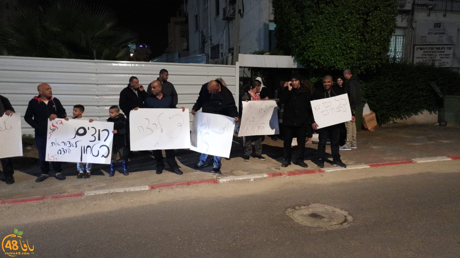  لليوم الثاني - أهالي مدينة اللد يتظاهرون ضد جرائم القتل أمام محطة الشرطة