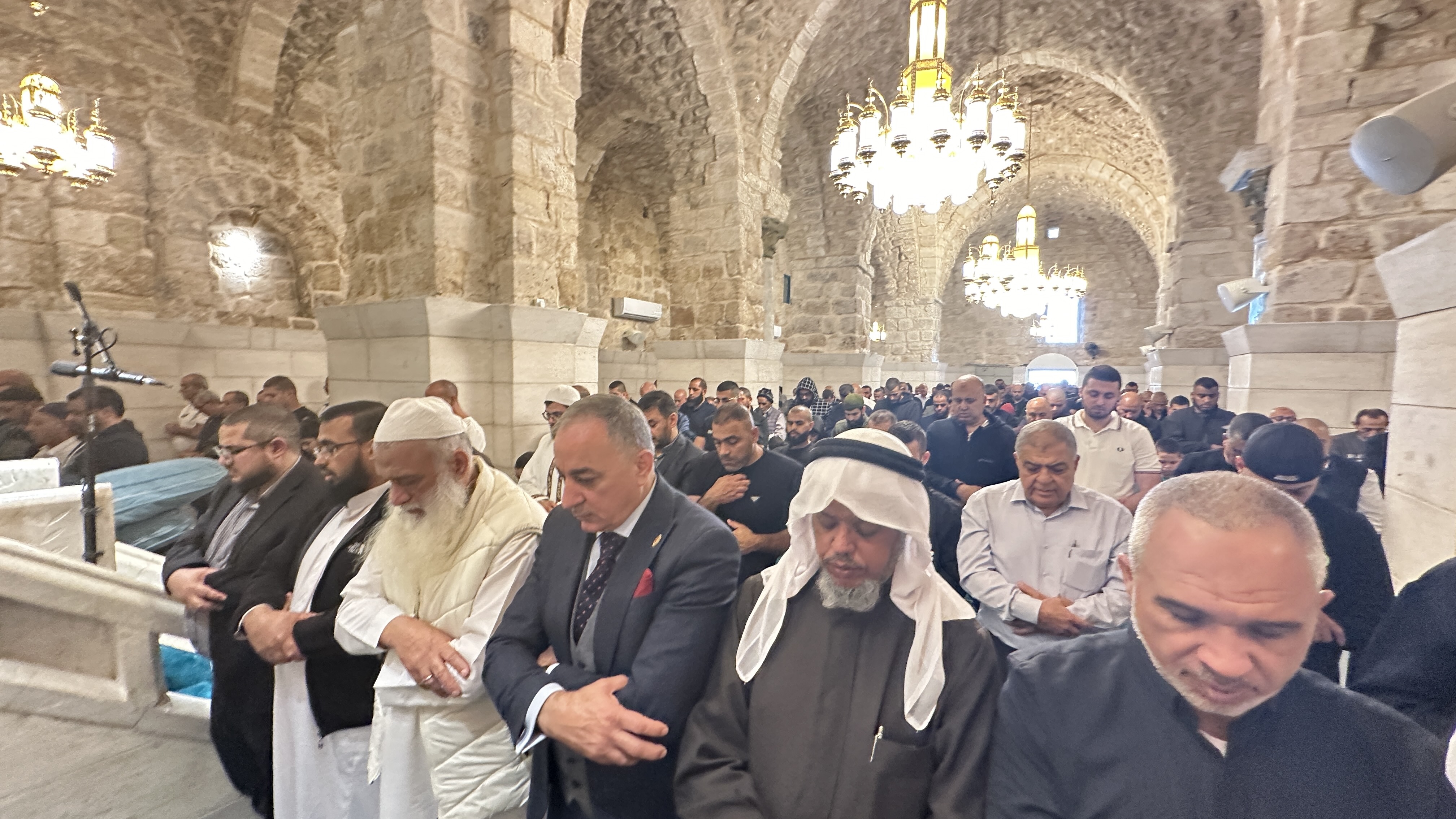 إقامة صلاة الغائب على أرواح شهداء غزة في مسجد العمري باللد