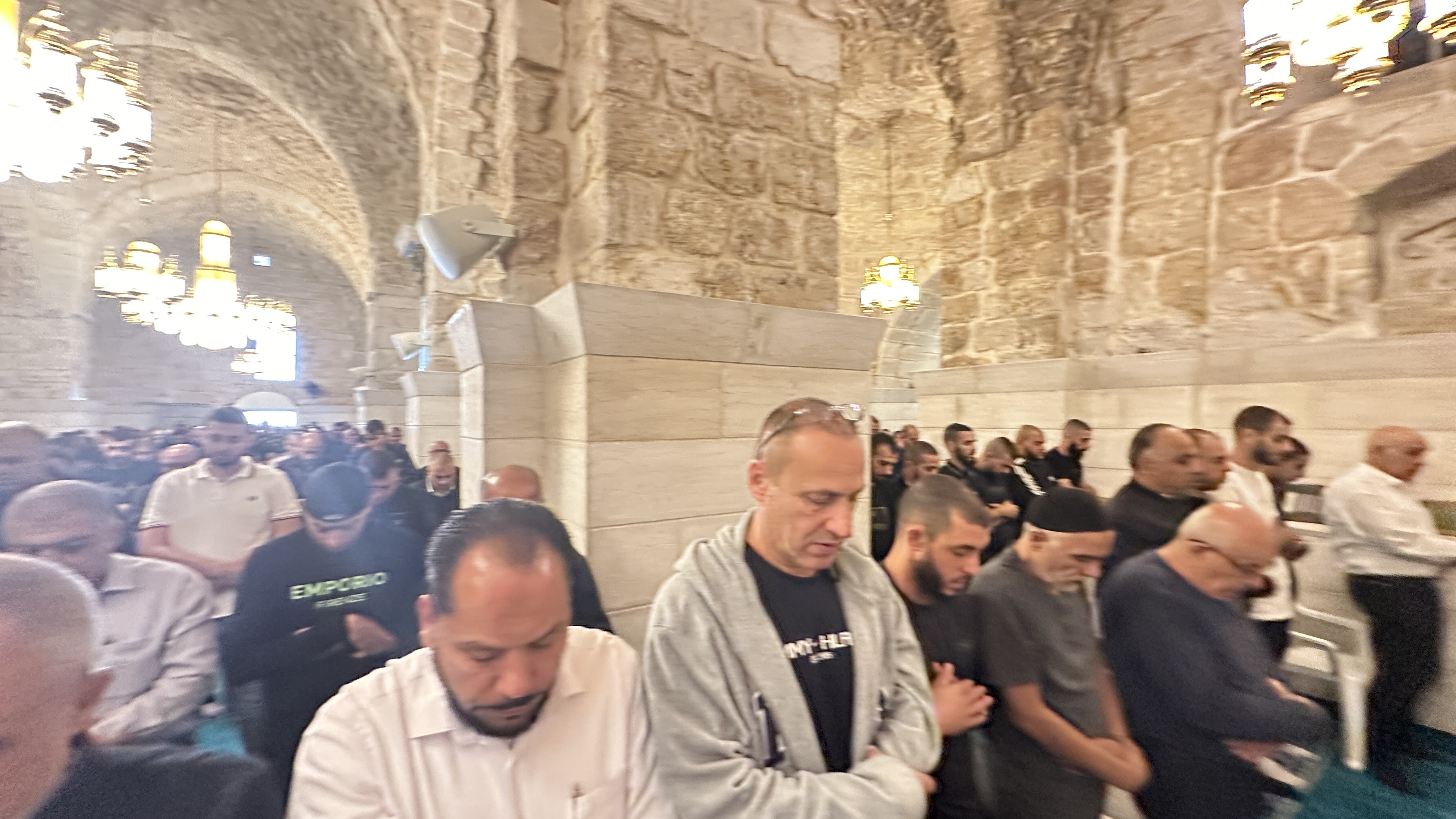 إقامة صلاة الغائب على أرواح شهداء غزة في مسجد العمري باللد