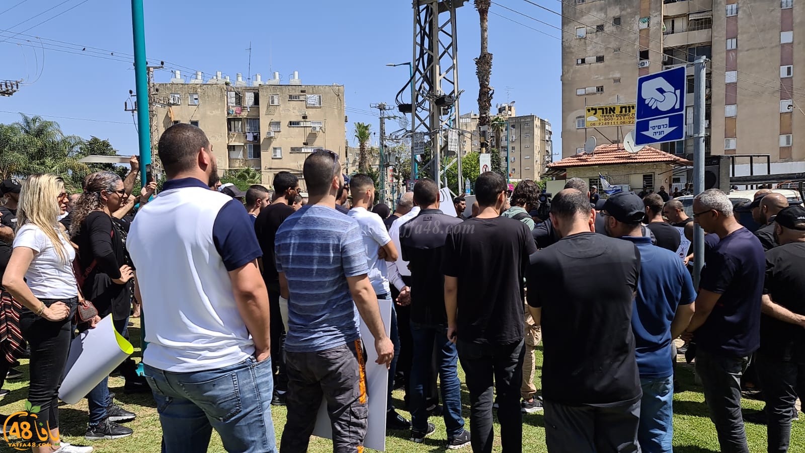 اللّد: العشرات يتظاهرون أمام المحكمة للمطالبة بإعتقال ومحاكمة قتلة الشهيد حسّونة