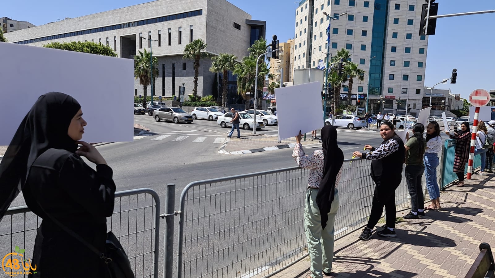 اللّد: العشرات يتظاهرون أمام المحكمة للمطالبة بإعتقال ومحاكمة قتلة الشهيد حسّونة