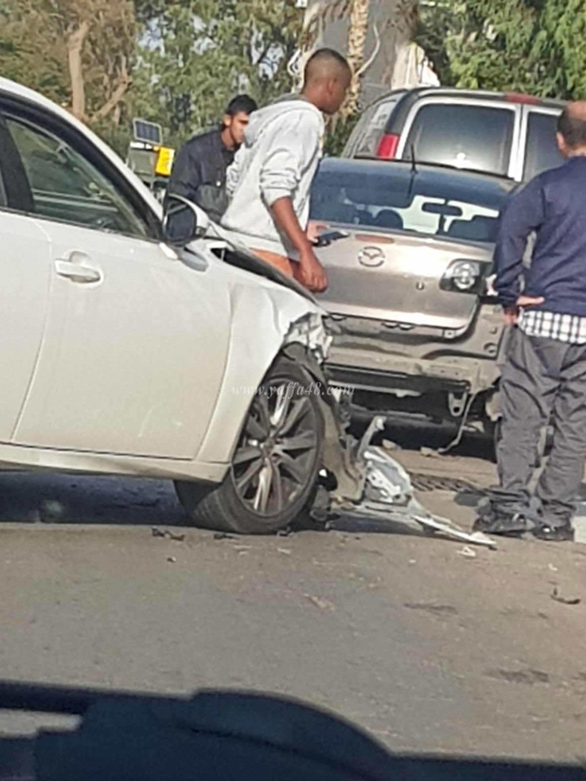  بالصور: اصابة 3 أشخاص بحادث طرق بين مركبتين في مدينة اللد 