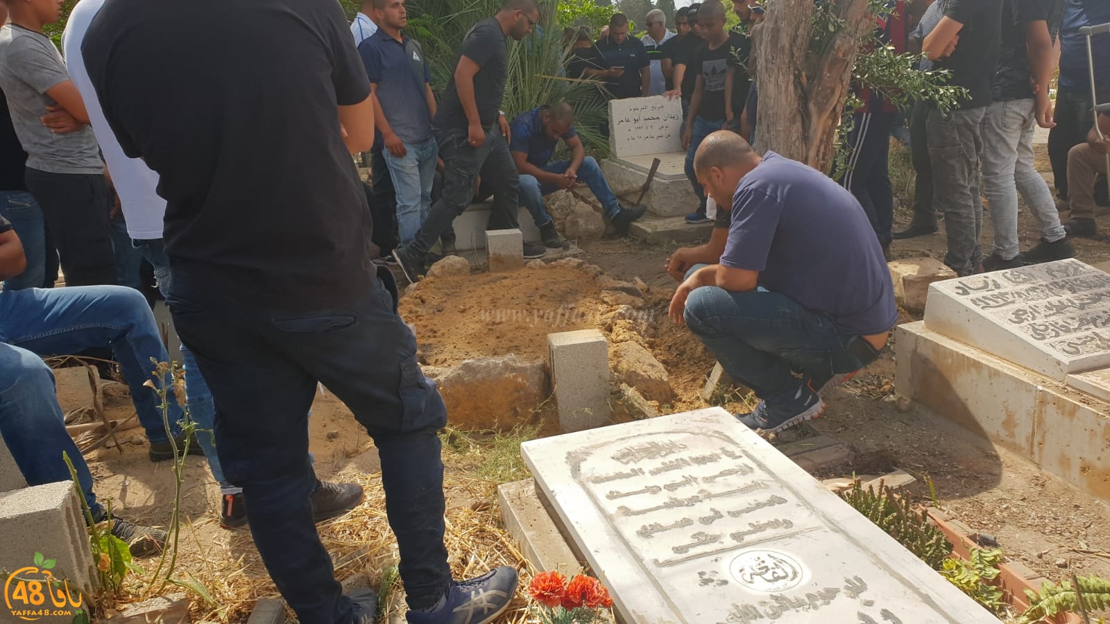  بالفيديو: جمع غفير من أهالي الرملة يشيعون جثمان الشاب أكرم أبو عامر