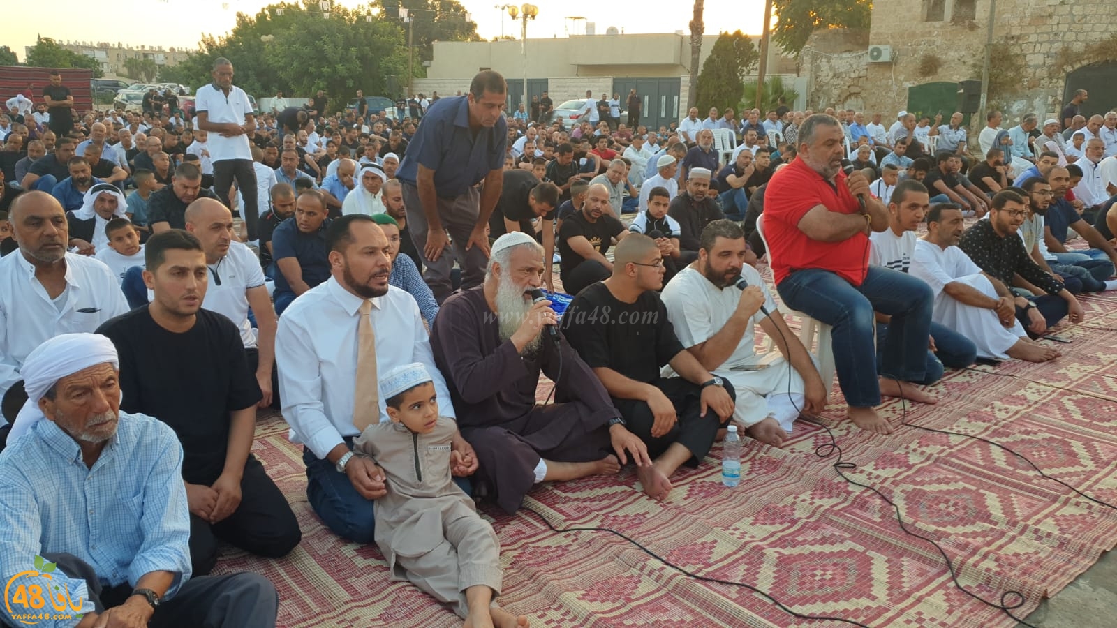  بالفيديو: أهالي مدينة اللد يؤدون صلاة العيد في ساحة المسجد العمري الكبير 