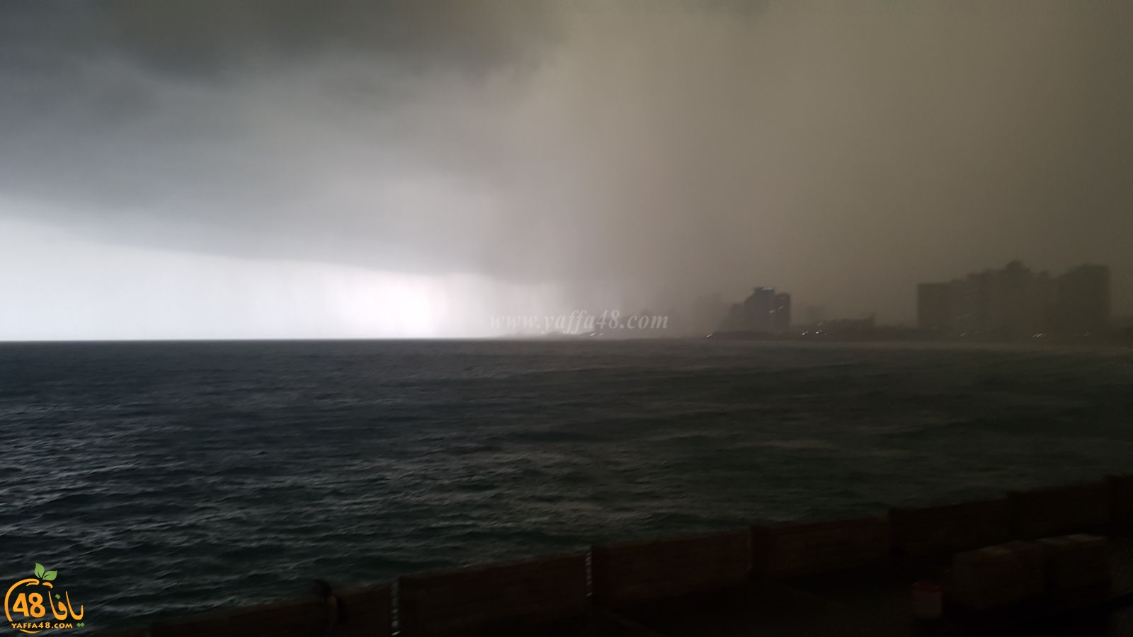 فيديو: عاصفة مطرية تضرب مدينة يافا والظلام يُخيّم على المدينة مبكراً 