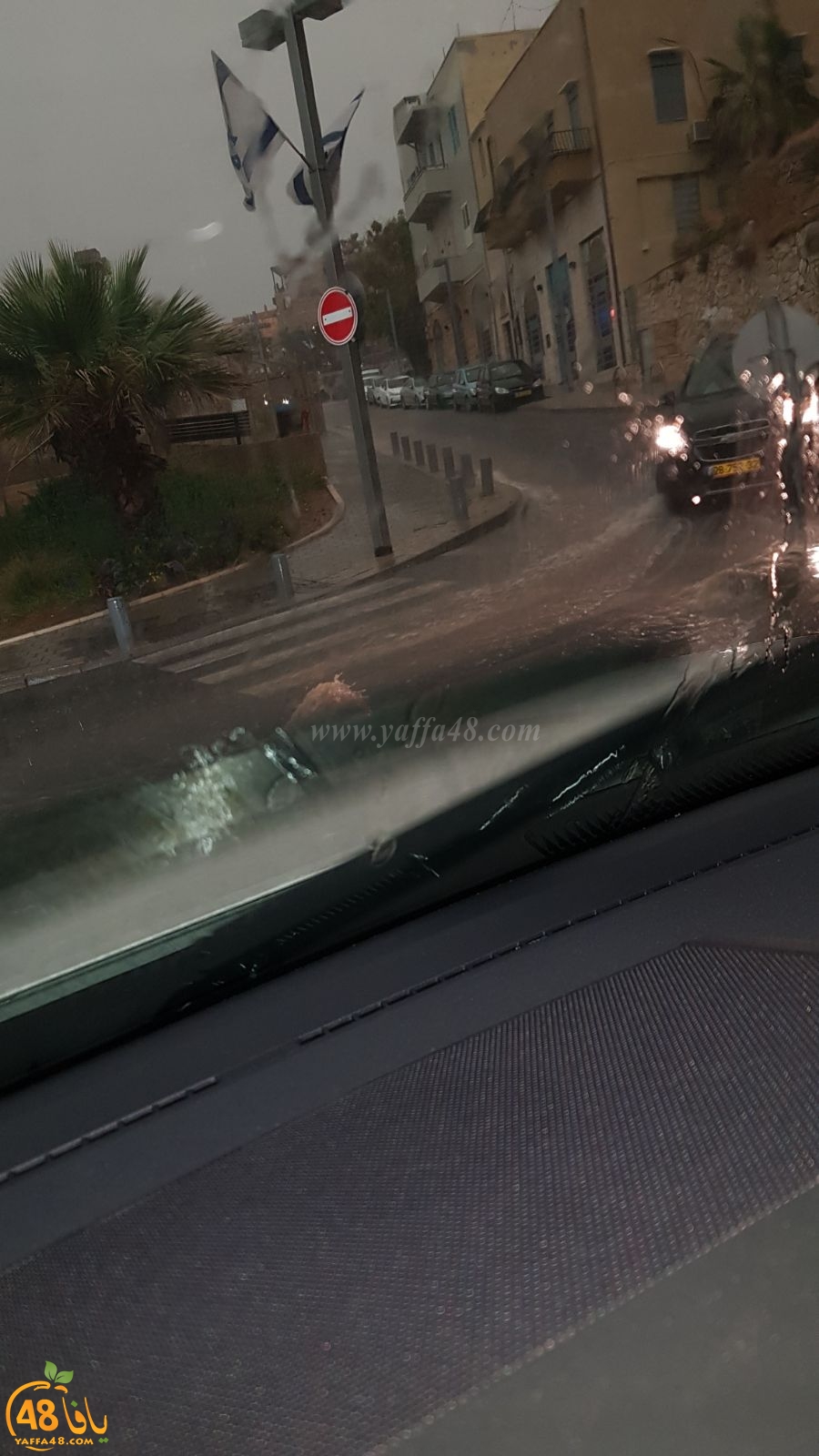 فيديو: عاصفة مطرية تضرب مدينة يافا والظلام يُخيّم على المدينة مبكراً 