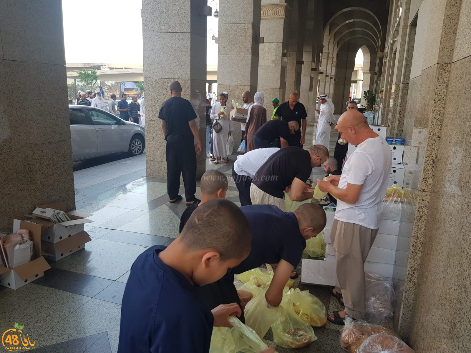 فيديو: معتمرون من يافا وكفر قاسم يوزعون 1000 وجبة إفطار للصائمين في المدينة المنوّرة  
