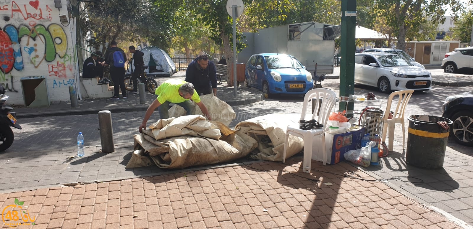 فيديو: برفقة الشرطة - البلدية تُخلي عائلة يافاوية من خيمتها عنوة في حديقة الغزازوة