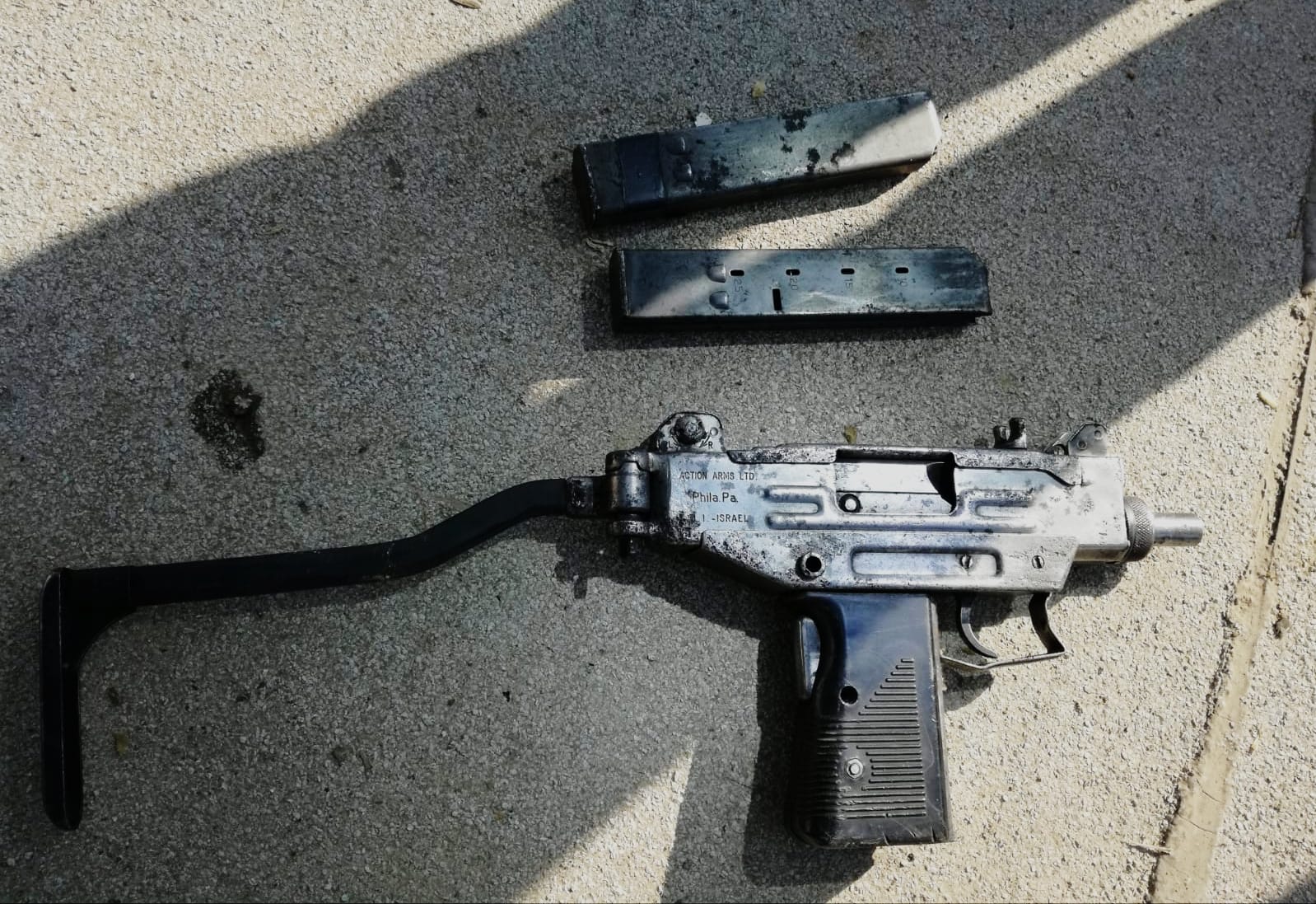 صور: الشرطة تعثر على سلاح اوزي في يافا معدّ للاستعمال