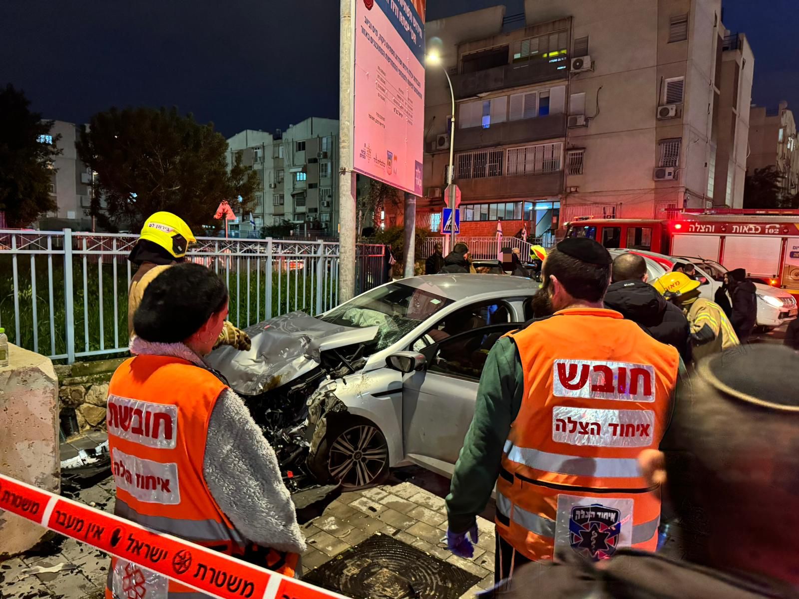 اللد: إصابة أربعة مواطنين في حادث طرق بين مركبتين وسط المدينة