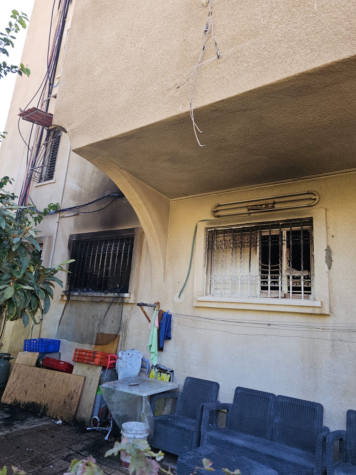 الرملة: حريق داخل شقة سكنية وأنباء عن محتجزين 