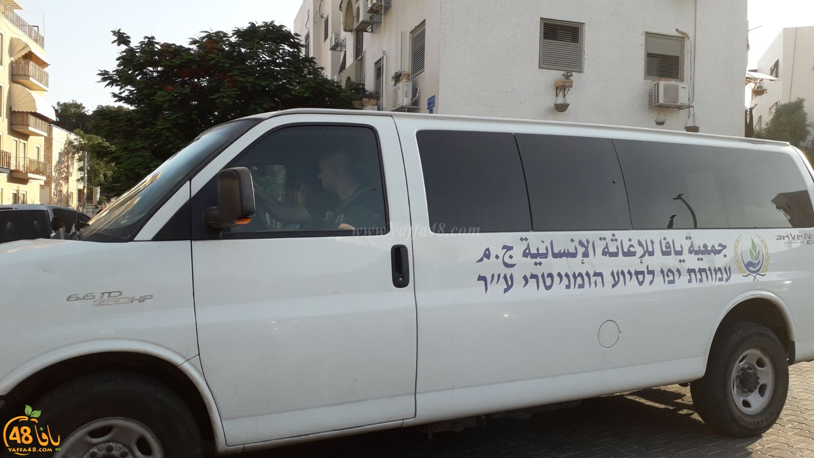  سيارة جمعية يافا تتجول في شوارع المدينة لجمع أموال الزكاة من الأهالي 