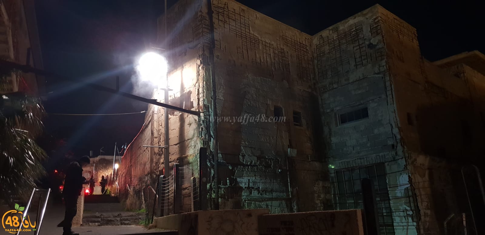 بالفيديو: حريق داخل احد المباني المهجورة في ميناء يافا