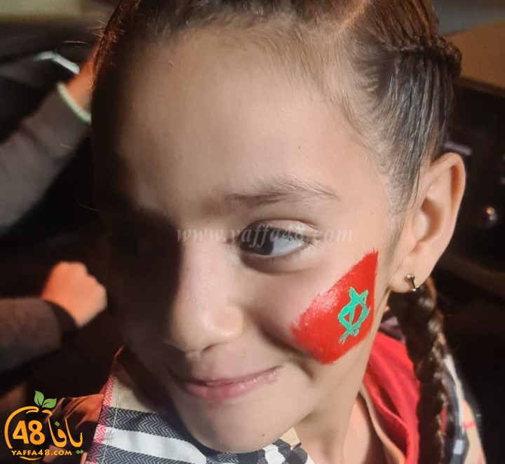 أطفال يافا يتزينون برسم علم المغرب على وجوههم