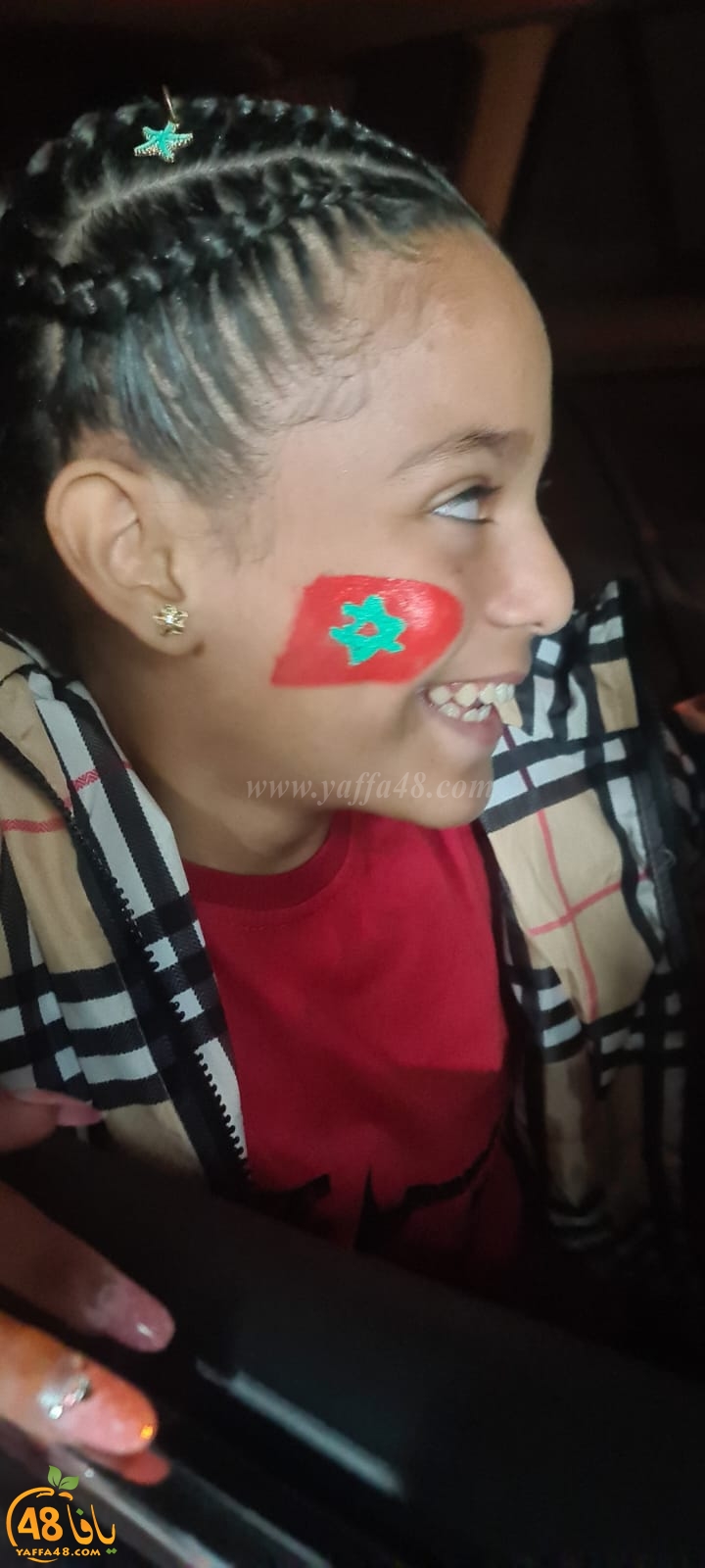 أطفال يافا يتزينون برسم علم المغرب على وجوههم