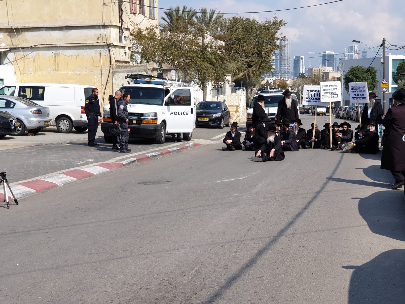 فيديو: الخارديم يغلقون شارع شيفتي يسرائيل بيافا والشرطة تعيد فتحه أمام حركة السير