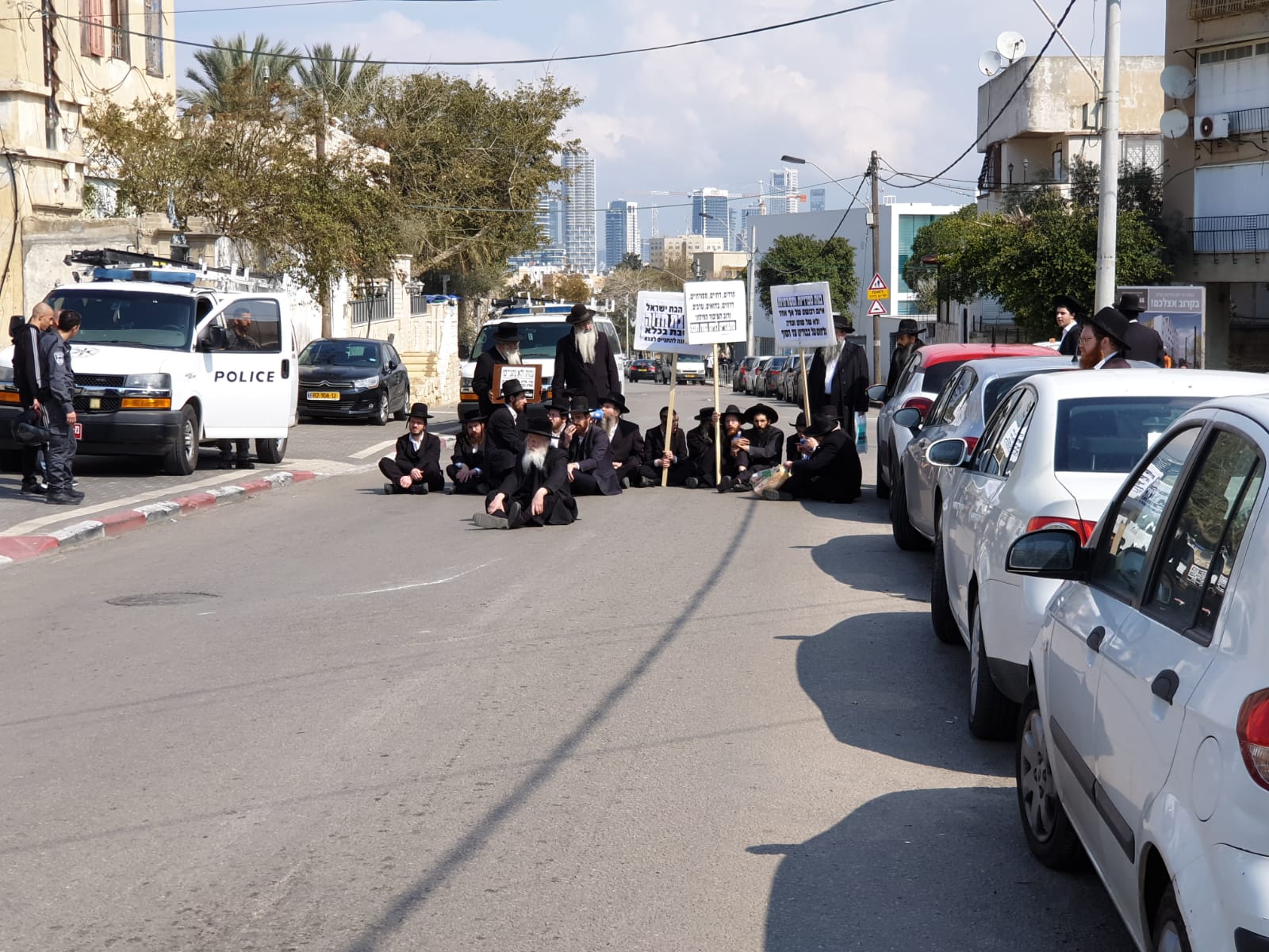  فيديو: الخارديم يغلقون شارع شيفتي يسرائيل بيافا والشرطة تعيد فتحه أمام حركة السير