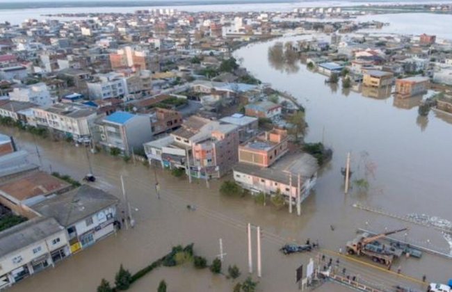 (صور) فيضانات إيران..سيول كارثية جرفت البشر والحجر وخلفت 44 قتيلاً ..