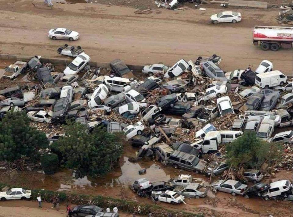 (صور) فيضانات إيران..سيول كارثية جرفت البشر والحجر وخلفت 44 قتيلاً ..
