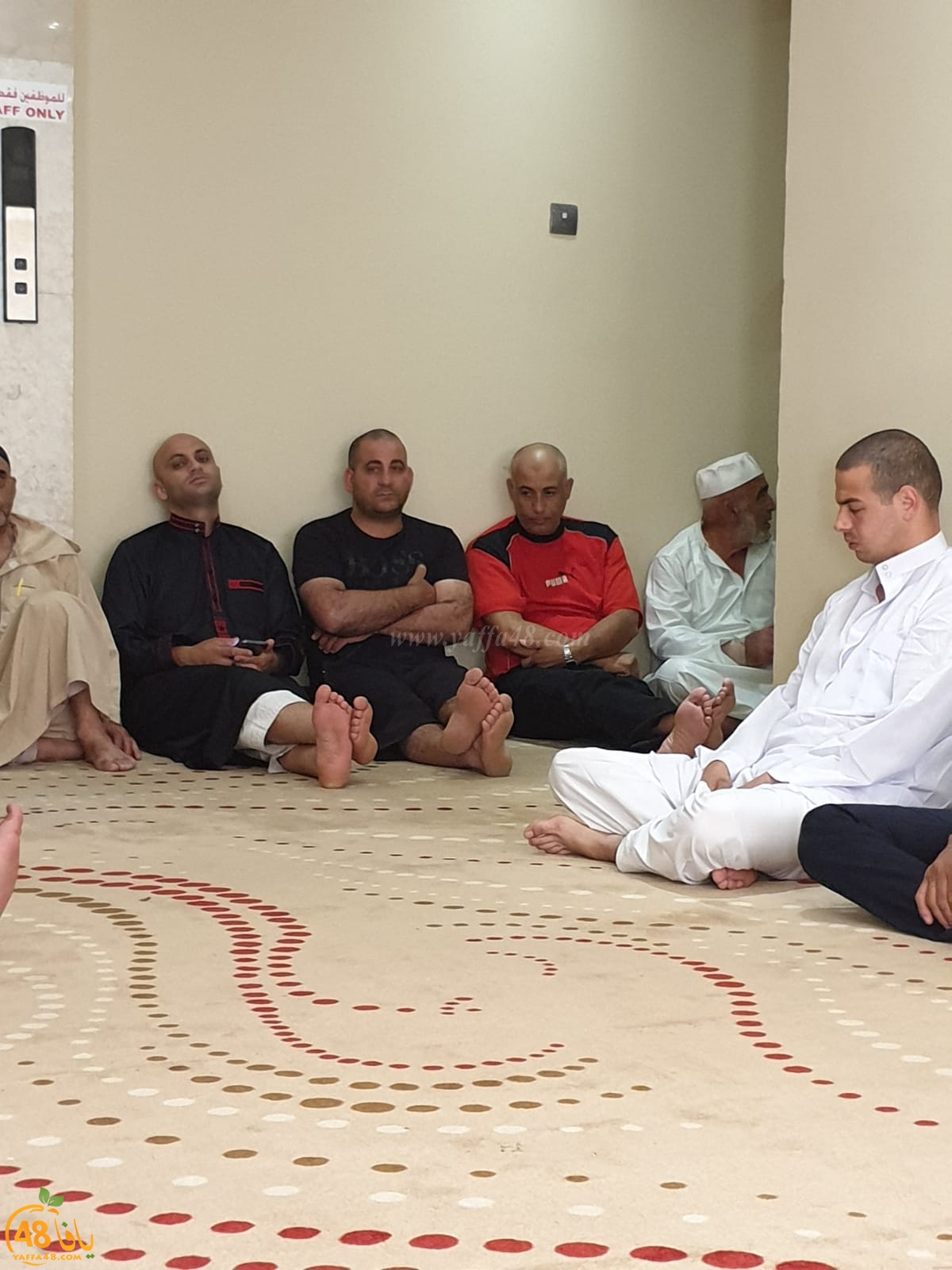  معتمرو العشر الاواخر من اللد يقدمون واجب العزاء لعائلة العيسوي في مكة المكرّمة