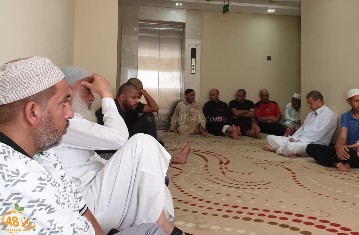  معتمرو العشر الاواخر من اللد يقدمون واجب العزاء لعائلة العيسوي في مكة المكرّمة