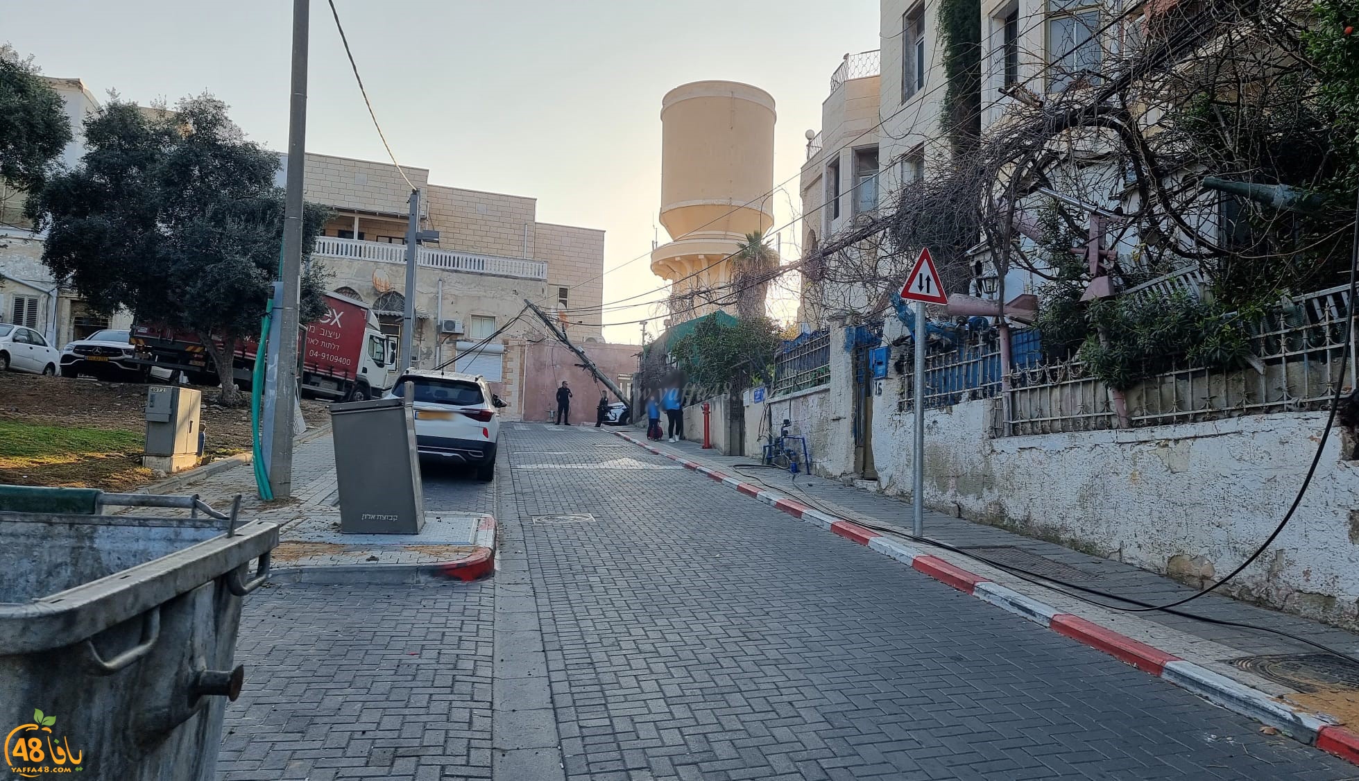 يافا: سقوط عامود للكهرباء والشرطة تُغلق الشارع أمام المارة