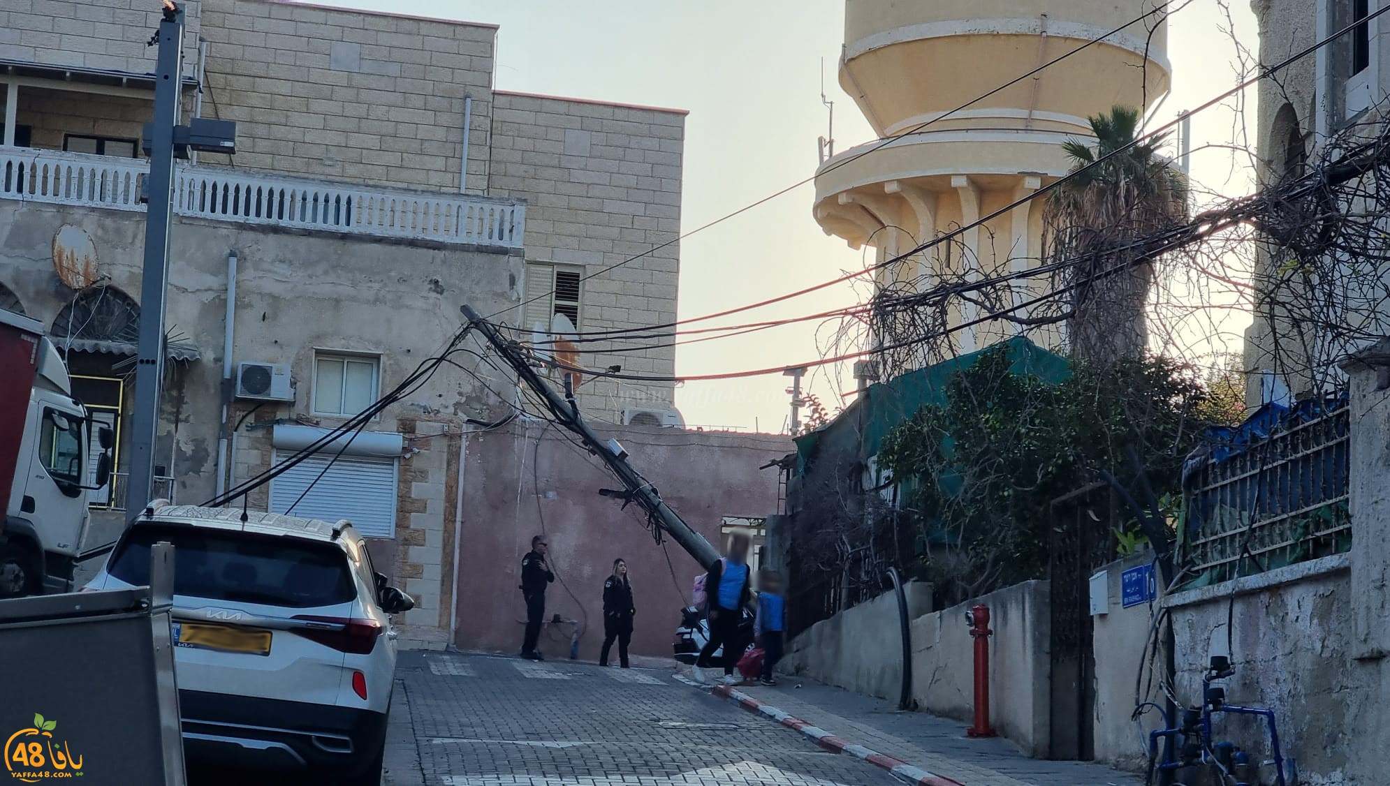 يافا: سقوط عامود للكهرباء والشرطة تُغلق الشارع أمام المارة