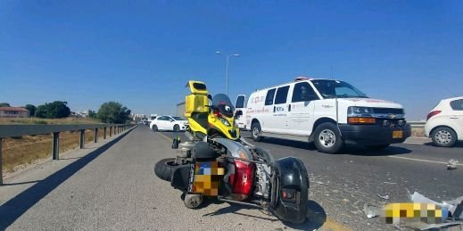  صور: اصابة خطرة لسائق دراجة نارية بحادث طرق قرب الملعب البلدي اللد