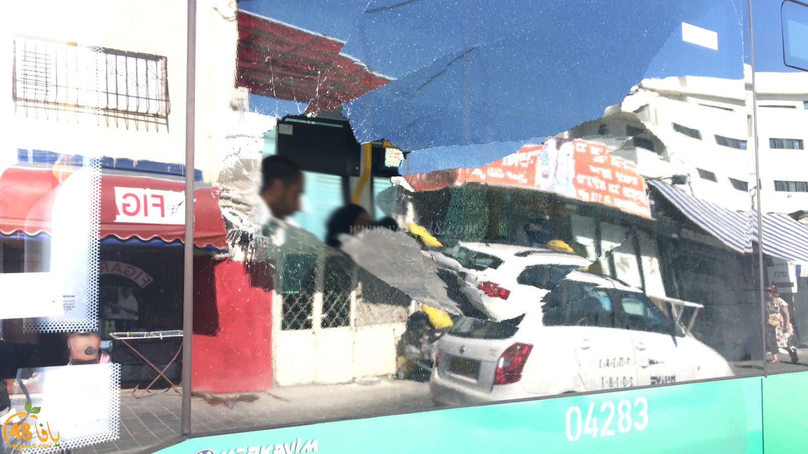 فيديو: اصابة سيدة اثر القاء حجر تجاه حافلة ركاب في شارع ييفت بيافا
