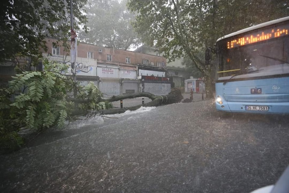 صور: عاصفة مطرية قويّة تضرب إسطنبول وتشل حركة النقل