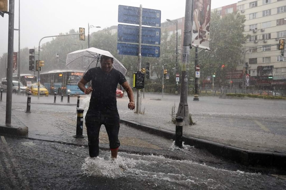صور: عاصفة مطرية قويّة تضرب إسطنبول وتشل حركة النقل