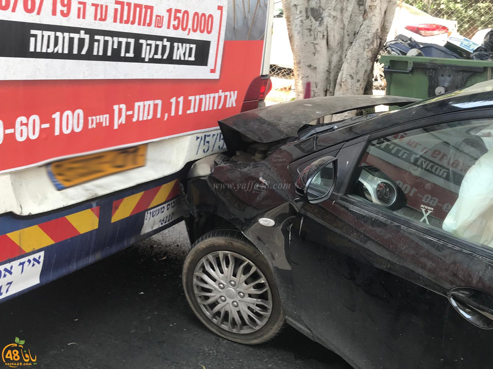  بالصور: أضرار مادية اثر حادث طرق بين مركبة وحافلة في مدينة يافا 